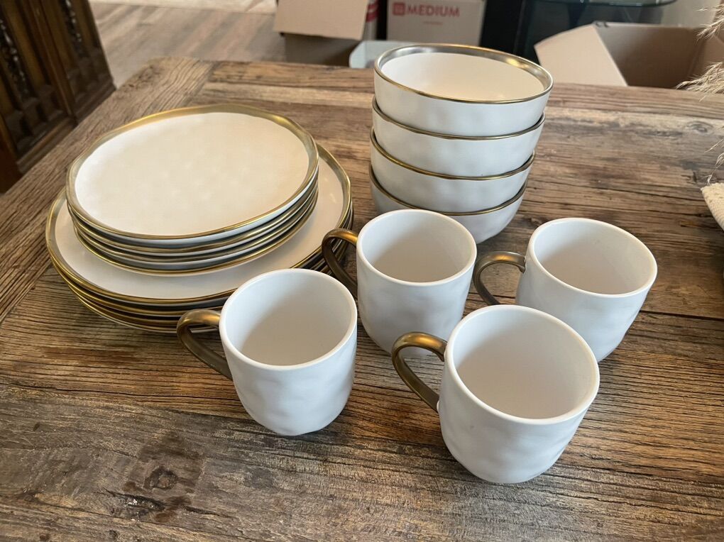 16 Piece Gold/White Dinnerware Complete Set