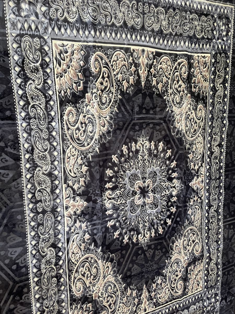 Brand new Area rug 6'6" x 9'10"