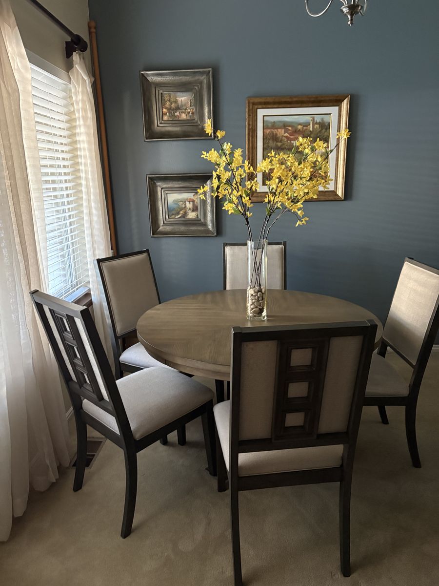 Beautiful Dining Table with 5 Designer Chairs