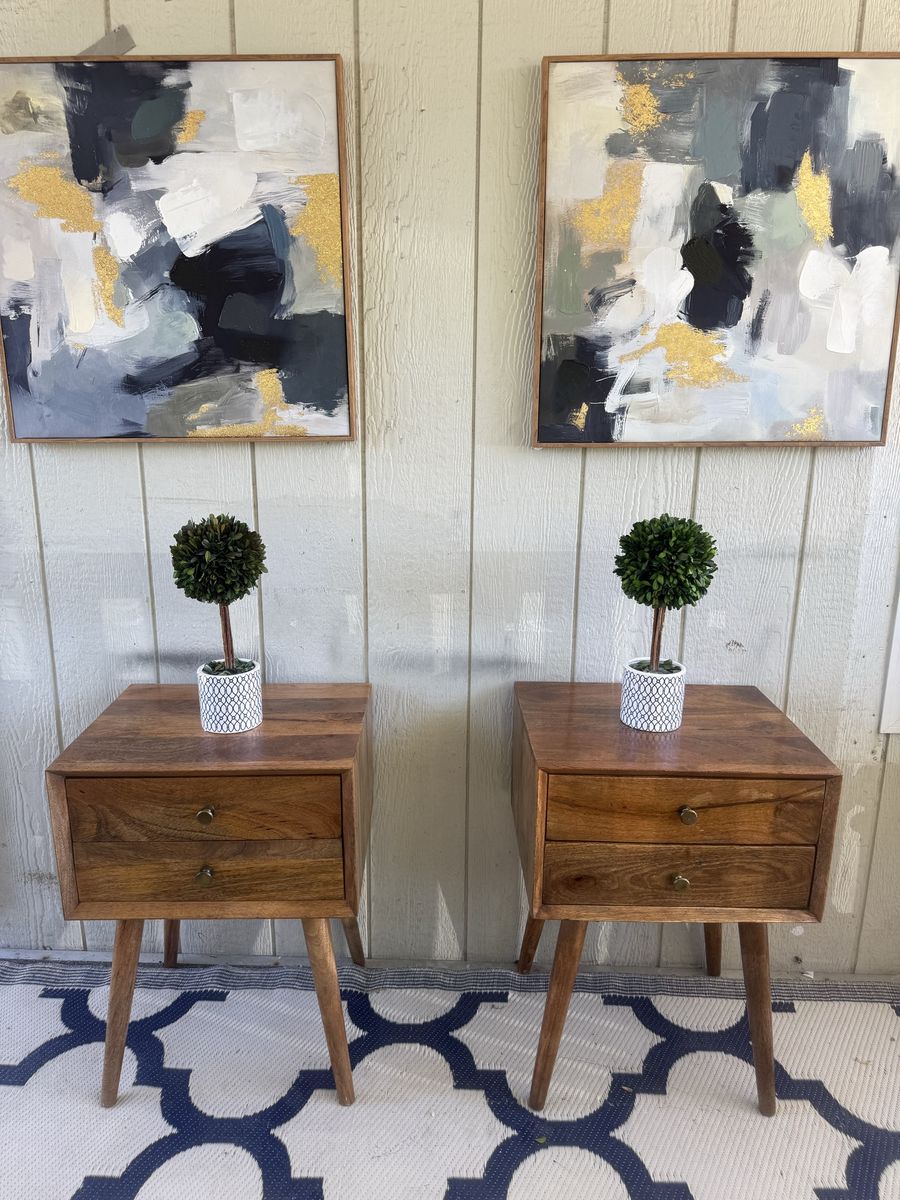 Beautiful set 2 nightstands