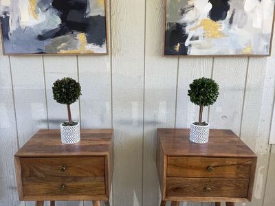Beautiful set 2 nightstands