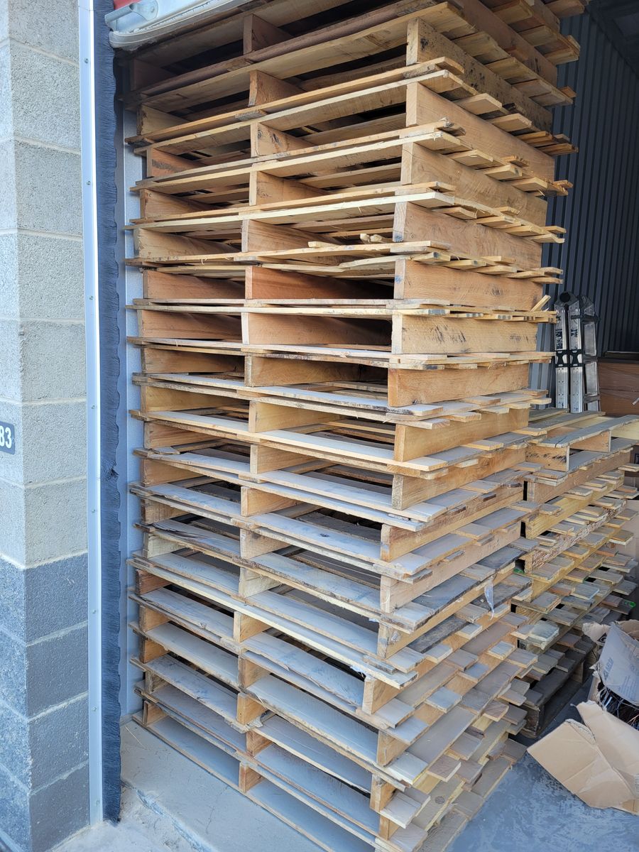 FREE oversized pallets (43x43 & 43x30) – pickup only