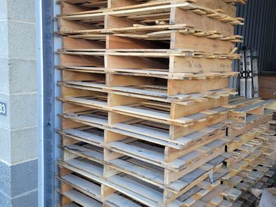 FREE oversized pallets (43x43 & 43x30) – pickup only
