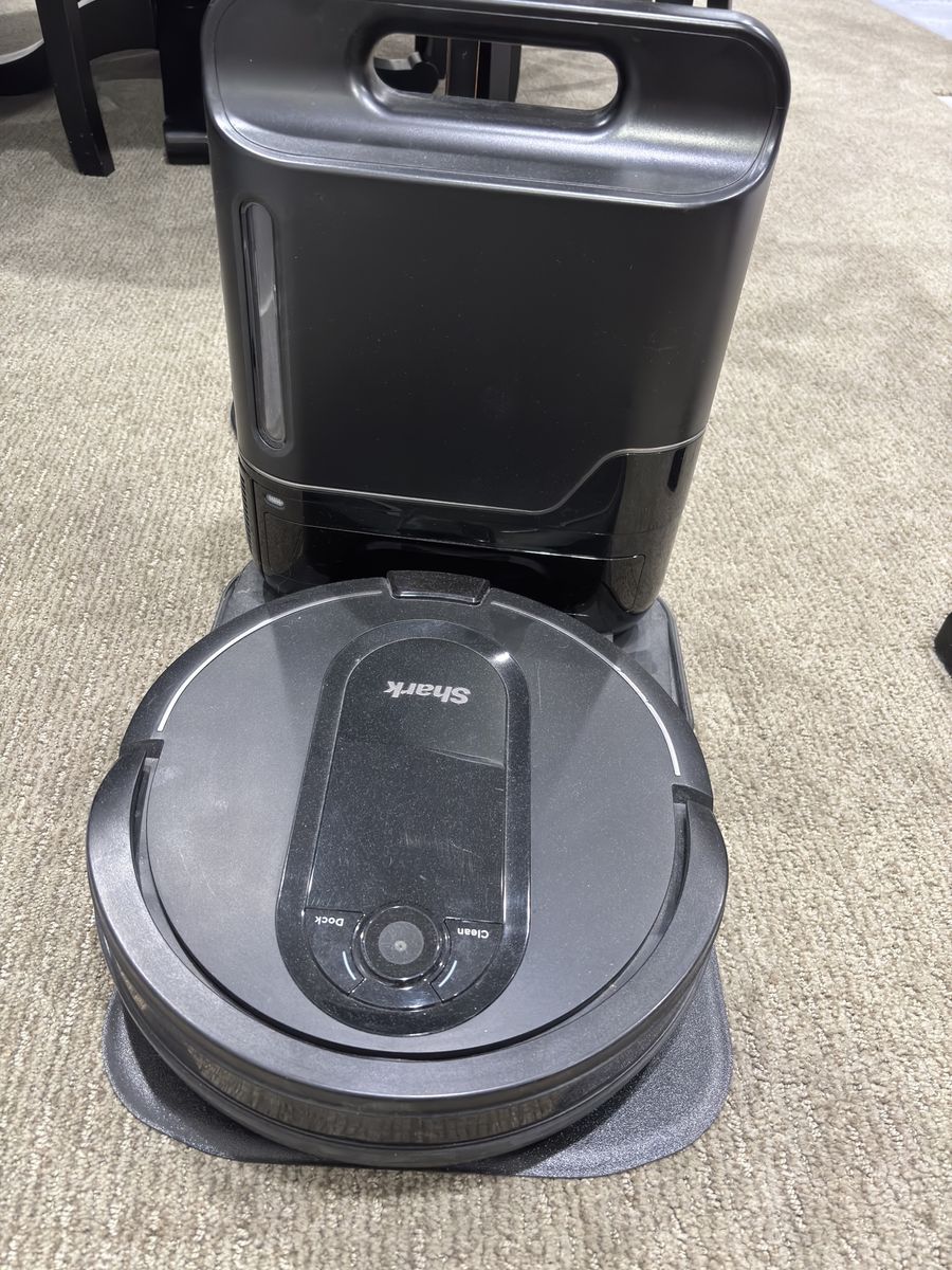 LIKE NEW Shark IQ robot vacuum 