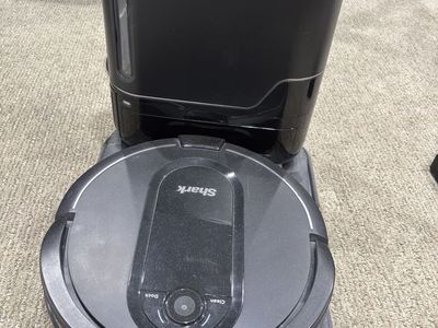 LIKE NEW Shark IQ robot vacuum