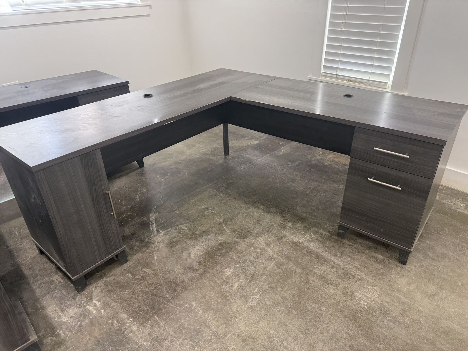 Corner desk