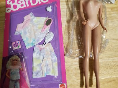 Vintage Big Hair Ash Blond Bubble Cut midge without Box. Nail & toe polish is intact.