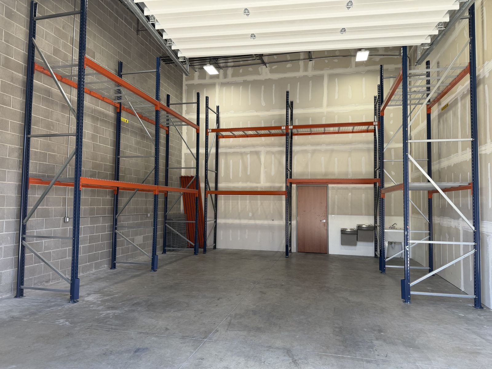 Mecalux Industrial Pallet Racking System - 8x 16' Uprights, 28x 8' Crossbars, 28 Grates
