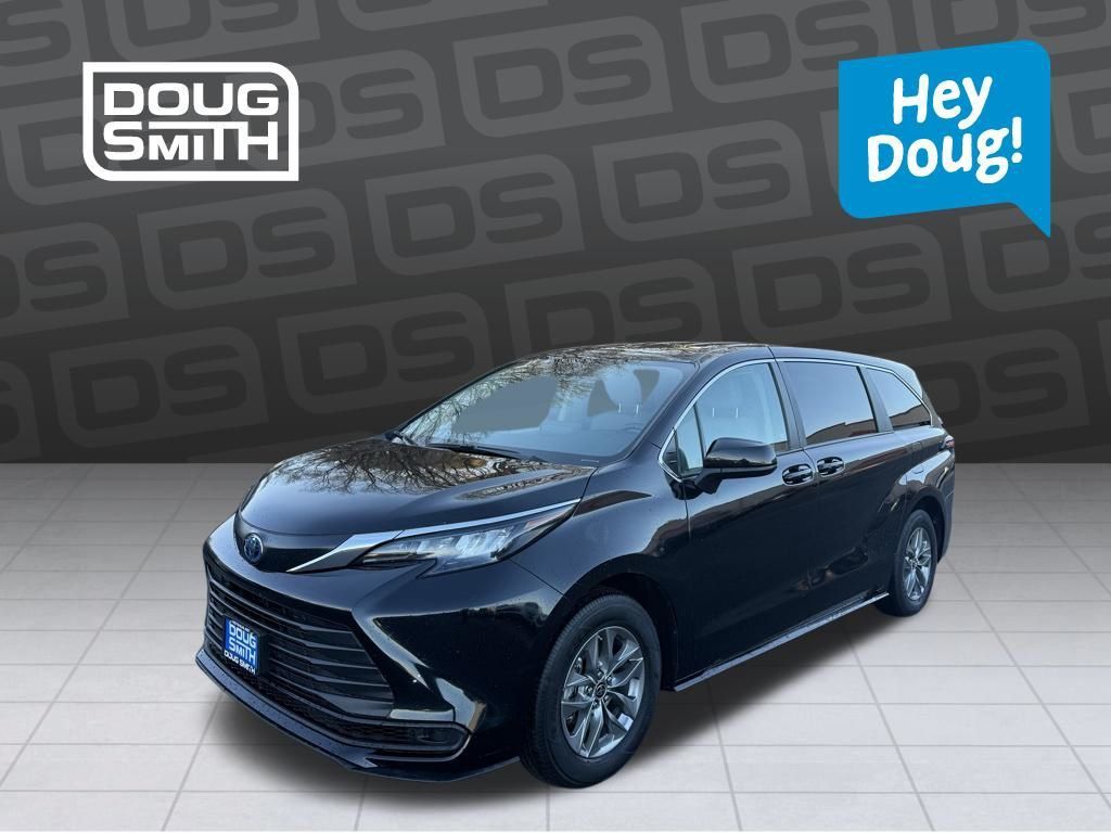 2024 Toyota Sienna LE 8-Passenger