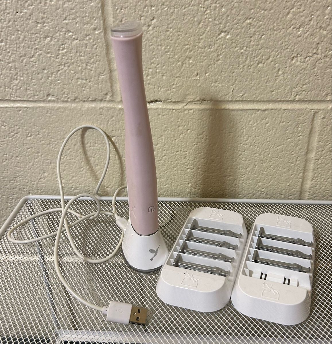 Flamingo Rechargeable Women's Electric Razor Shaver Pink w/ Charging Dock & 2 Blade Refills In Perfect Condition Only Used Once.