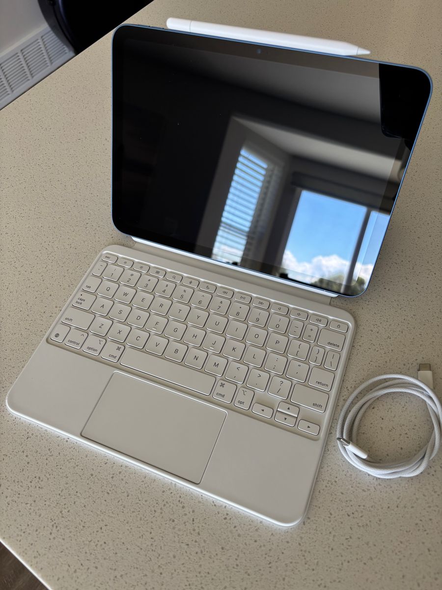 iPad 10th Gen 64GB + Magic Keyboard Folio + Apple Pencil – Blue