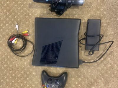 XBOX 360 Slim W/ Kinect Sensor