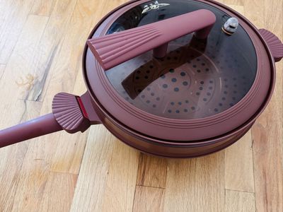 Wok with lid