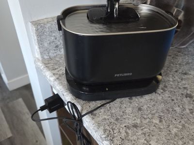 Animal water fountains & food automatic dispensers 20 each