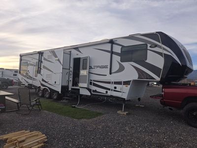 2013 Thor Dutchmen Voltage V3905 toy hauler 14 foot garage