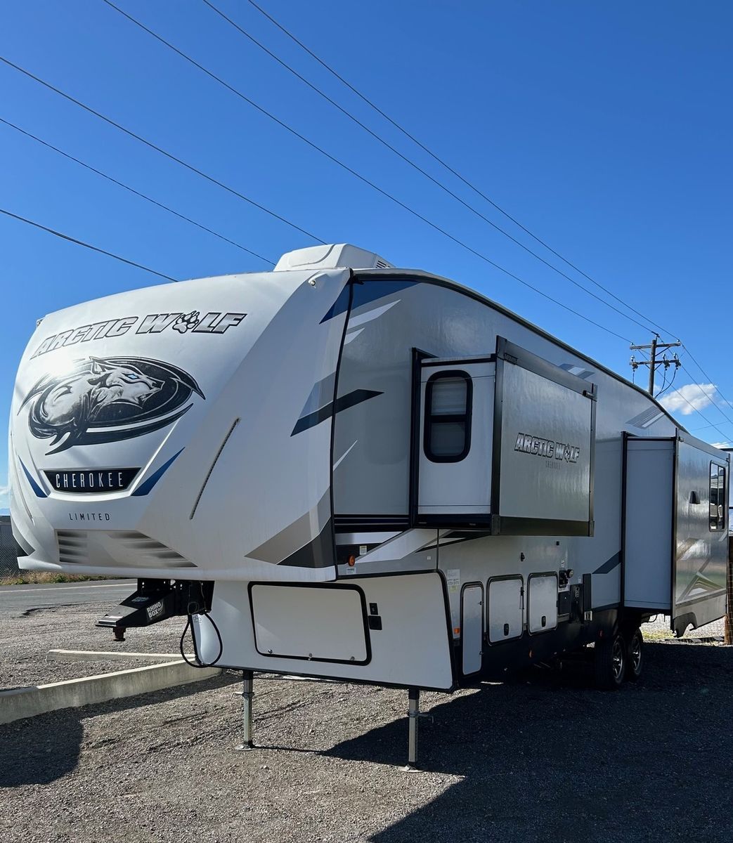 2022 Arctic Wolf Cherokee 3550 Suite, 38Ft, 4 Seasons, 3 slides, SOLAR, Sleeps 4, W/D hookups, CLEAN TITLE, Everything Works
