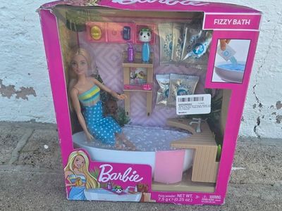 Barbie Fizzy Bath Doll & Playset with Spa-Like Tub, Fizzy Powder, Puppy, Furniture Piece & 5+
