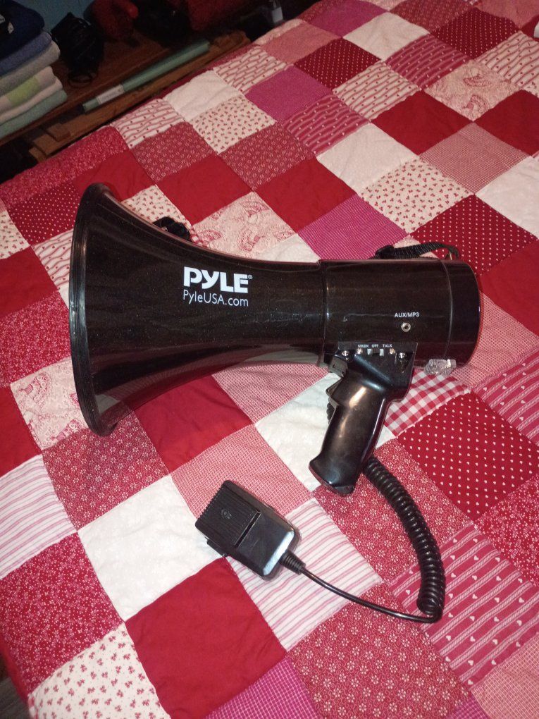 Pyle Black Megaphone Bullhorn with AUX/MP3 Input and Siren