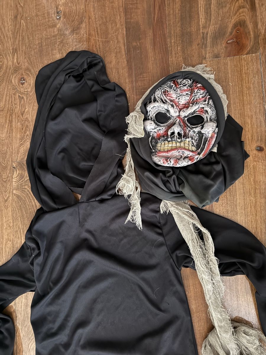 Kids ghoul scary costume and mask tag says one size I’d say 12-14