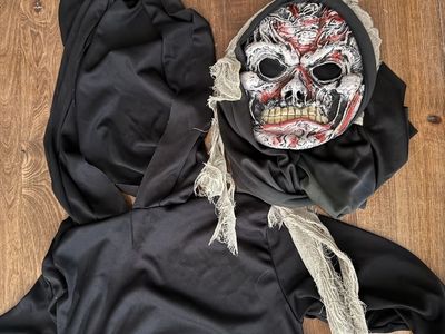 Kids ghoul scary costume and mask tag says one size I’d say 12-14