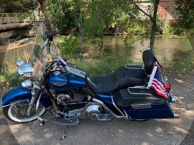 2005 Harley-Davidson Road King Classic Blue Cruiser Motorcycle with Windshield and Saddlebags