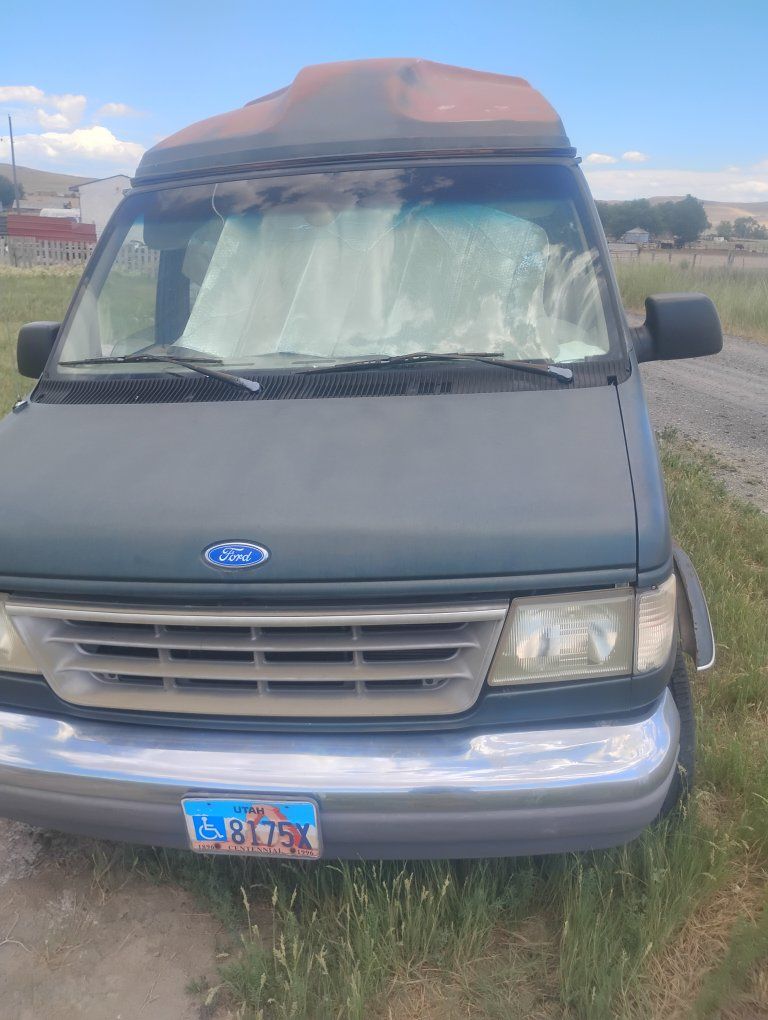 1995 Ford E150 Leader HT Passenger Van - Runs, Needs Body Work