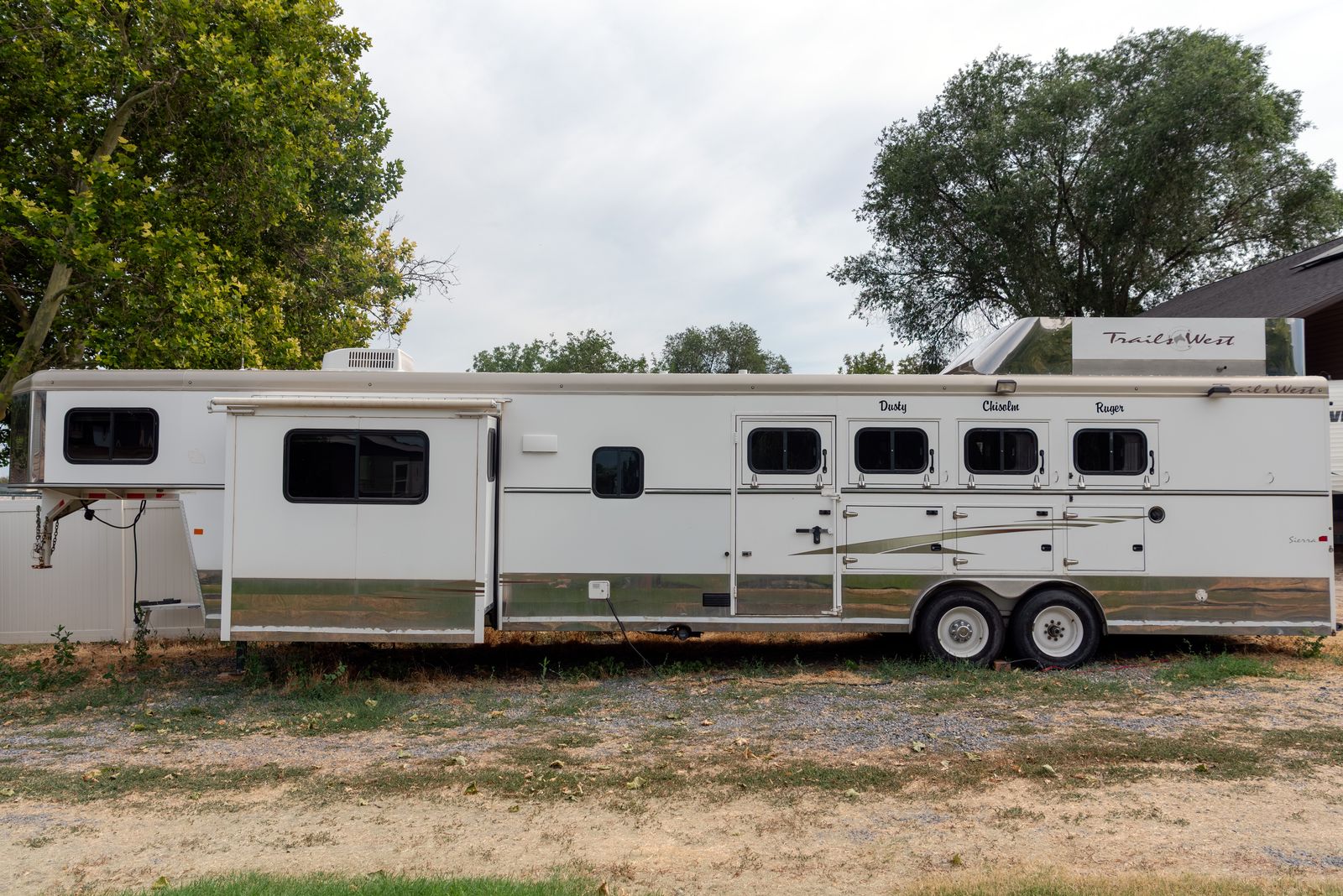 42' 4-HORSE SLANT TRAILER W/LIVING QTRS