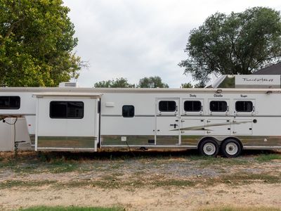 42' 4-HORSE SLANT TRAILER W/LIVING QTRS