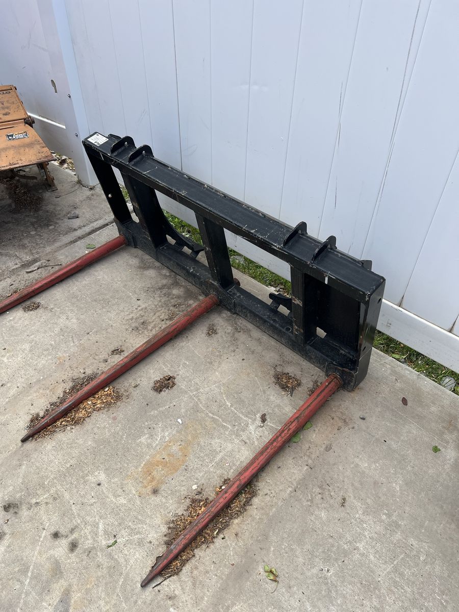 Hay forks skid steer style mount