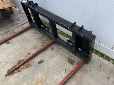 Hay forks skid steer style mount
