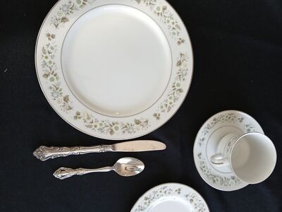 Beautiful, never used vintage Imperial China.