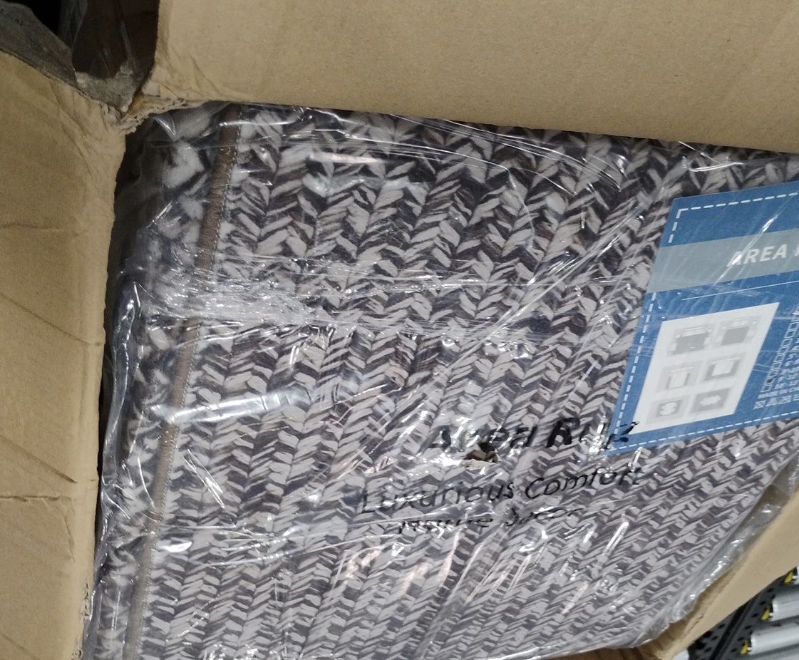 New in the box! 9' x 12' Brown and cream. Area Rug, Machine Washable, Braided, Stain Resistant, Non-Slip, Rectangular