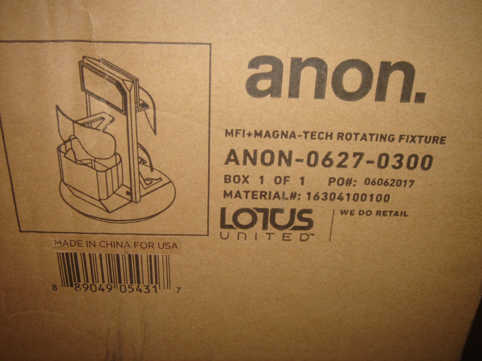 goggle storage display for magnetic lens and goggle