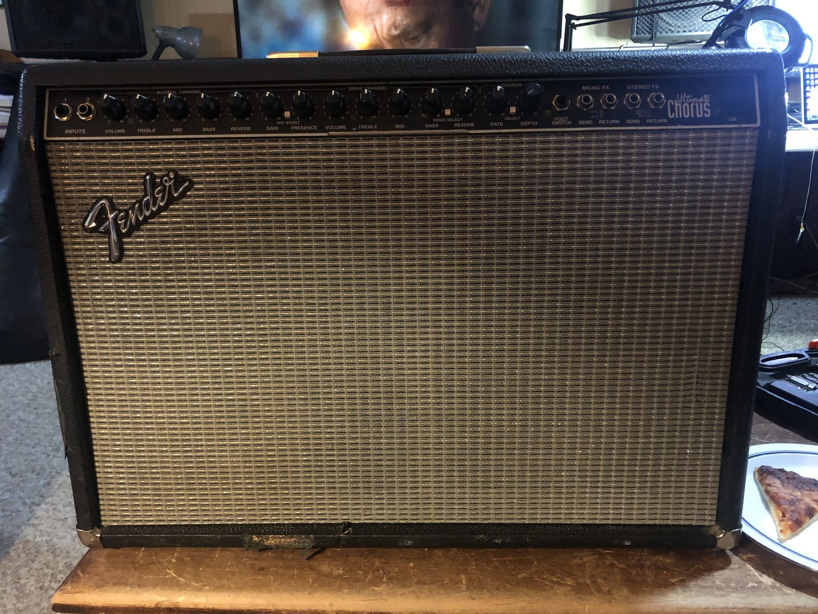 Fender Ultimate Chorus DSP 2-Channel 2 x 65-Watt Stereo w/ 2x12" Peavey Scorpion Speakers