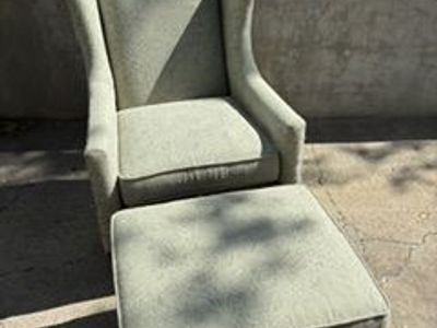 Basset chair with attoman