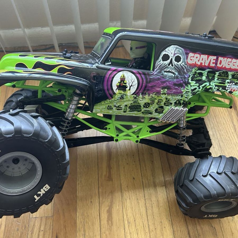 Traxxas Monster Jam Axial Grave Digger RTR RC 1/10 Scale SMT10 Off Road Truck