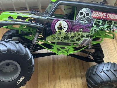 Traxxas Monster Jam Axial Grave Digger RTR RC 1/10 Scale SMT10 Off Road Truck