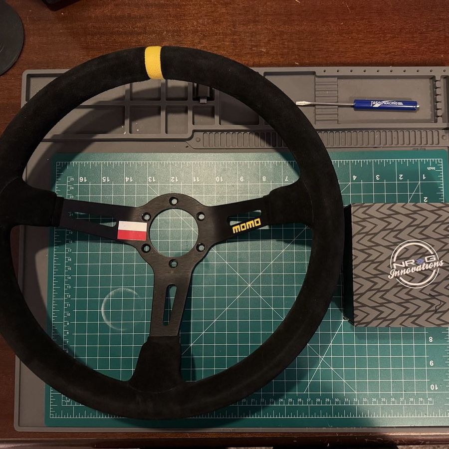 MOMO MOD 08 STEERING WHEEL + NRG INNOVATIONS QR HUB