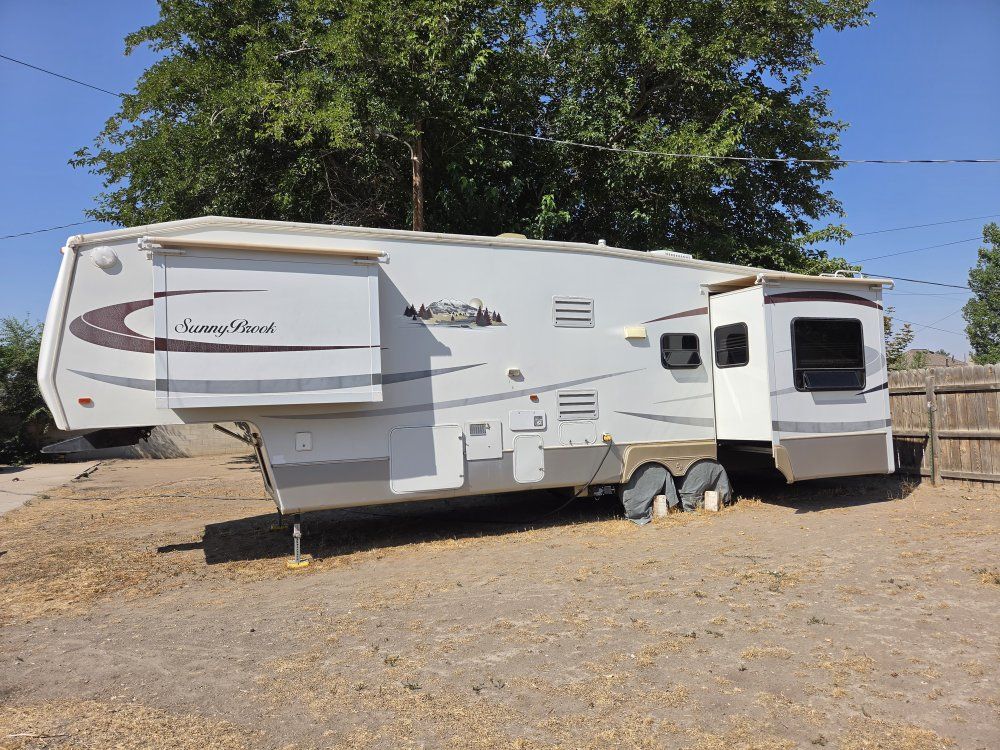 2007 SunnyBrook Titan
 LX 33CKTS Fifth Wheel RV 