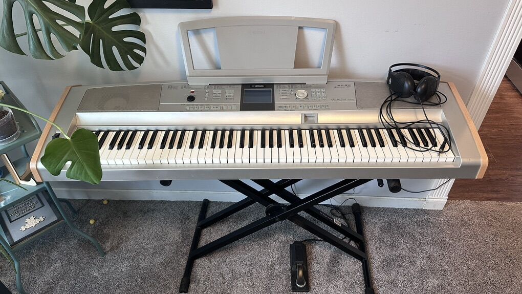 Piano - Yamaha Portable Grand DGX-500