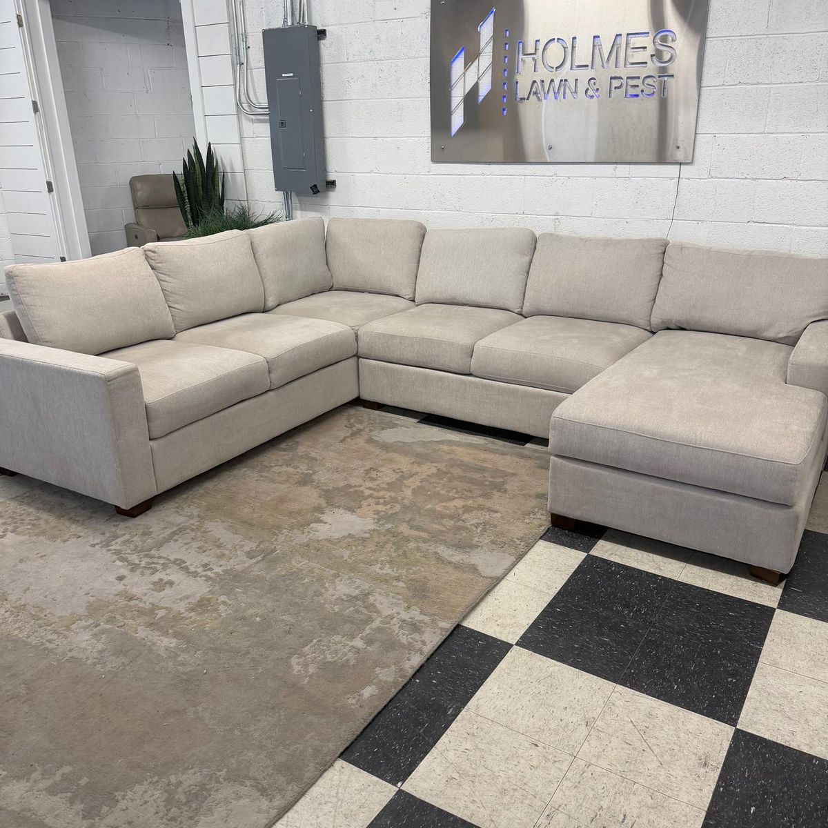 COSTCO THOMASVILLE GLENN FABRIC SECTIONAL W/ STORAGE CHAISE, BEIGE!!