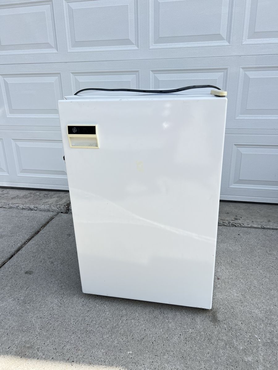 Vintage GE General Electric CA5DMC White Compact Mini Fridge Freezer