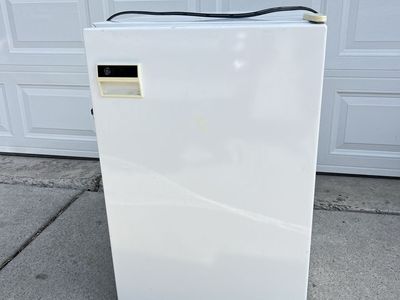 Vintage GE General Electric CA5DMC White Compact Mini Fridge Freezer