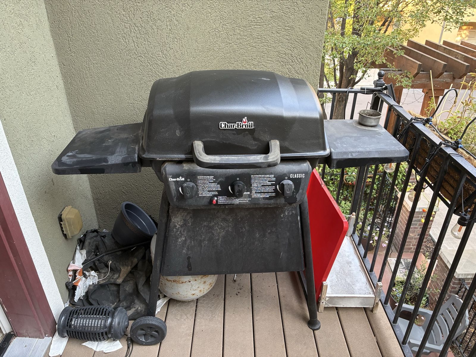 Black Char-Broil Classic 3-Burner Gas Grill