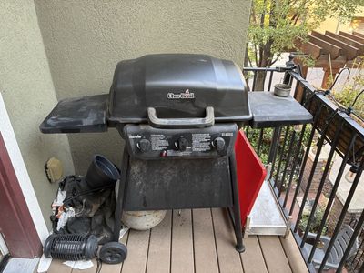 Black Char-Broil Classic 3-Burner Gas Grill