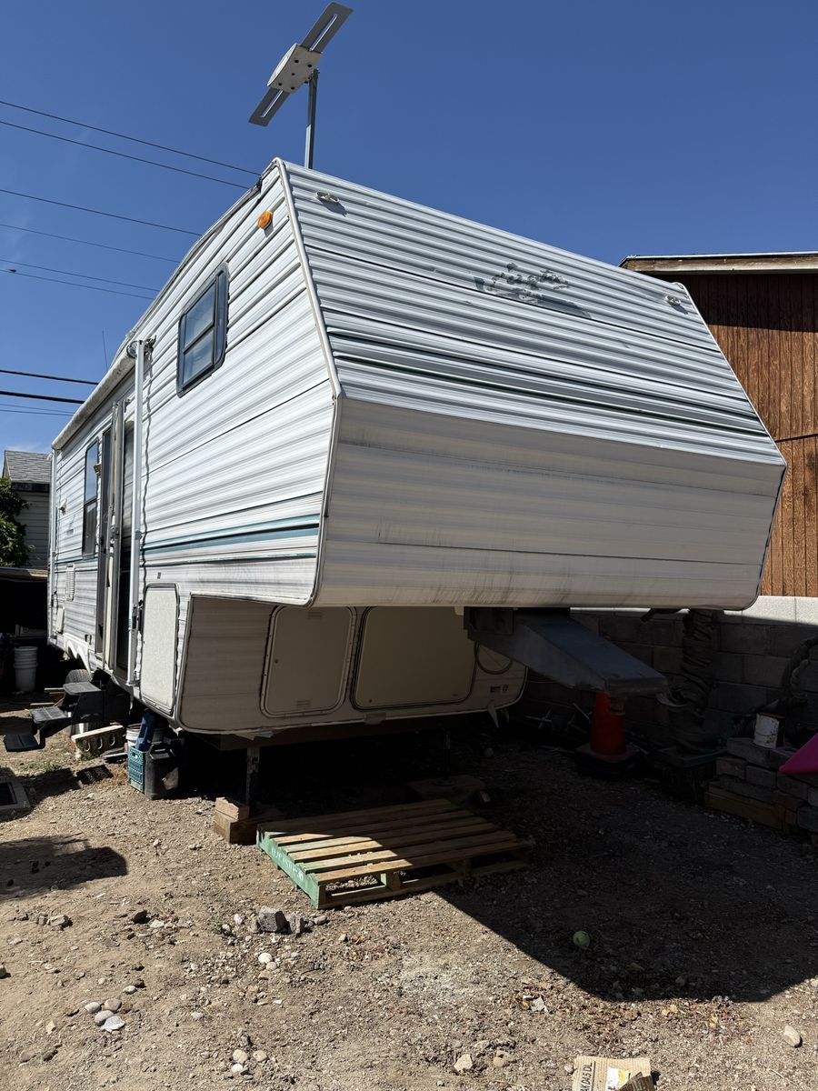 Fifth Wheel Travel Trailer - Used -