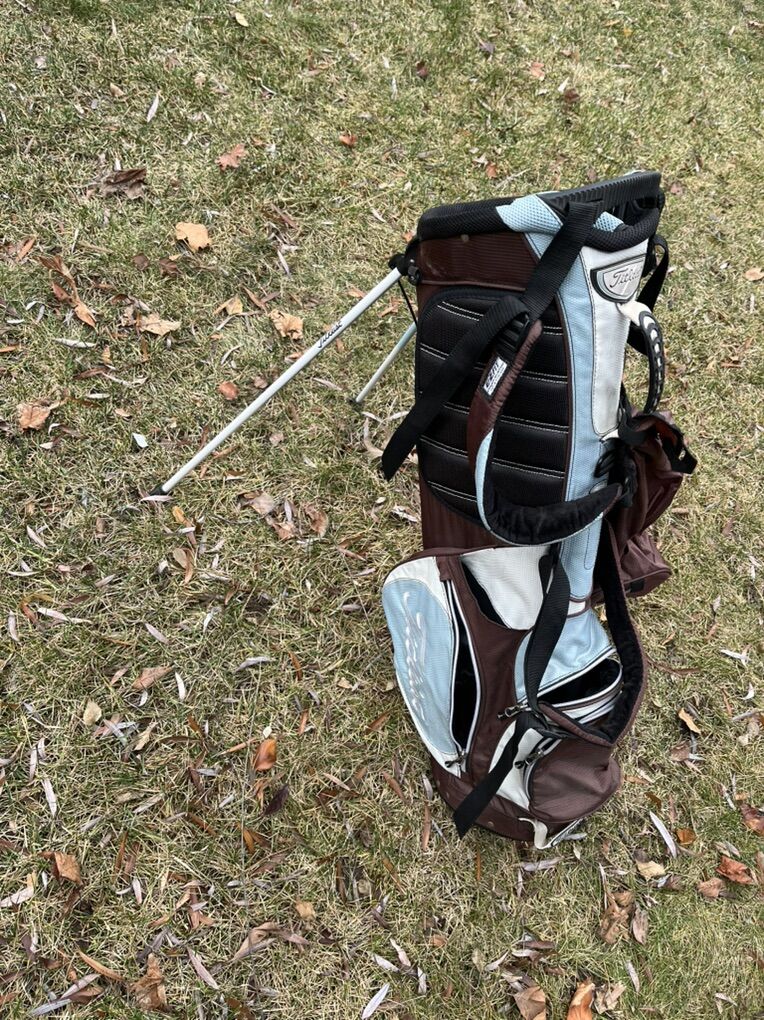 Titleist Golf Bag Lightly Used Stand