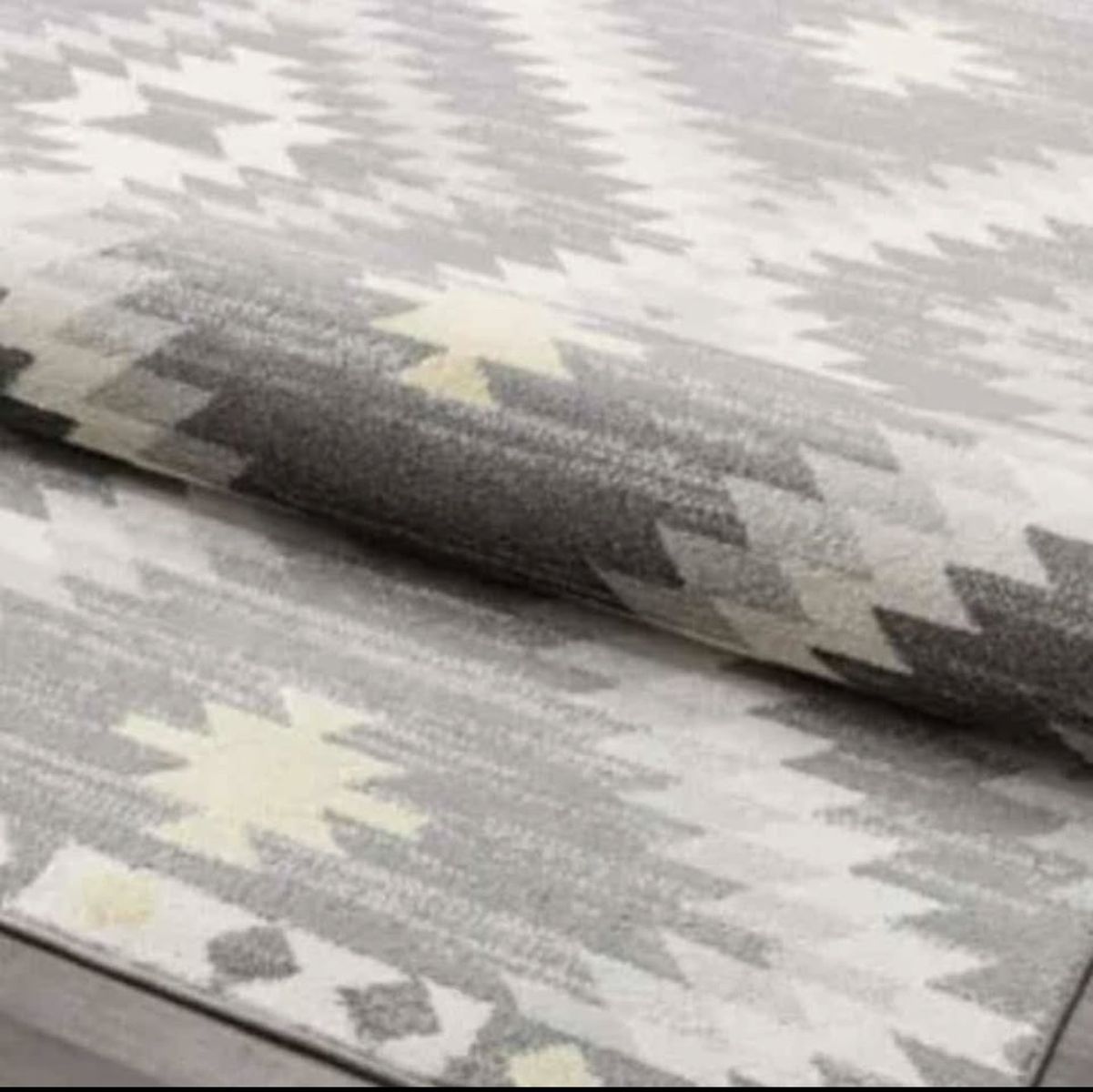 New. 8x10 CosmoLiving by Cosmopolitan Soleil Geometric Area Rug, Grey/Ivory
