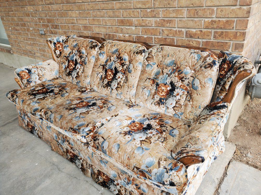 FREE HIDEABED RETRO COUCH
