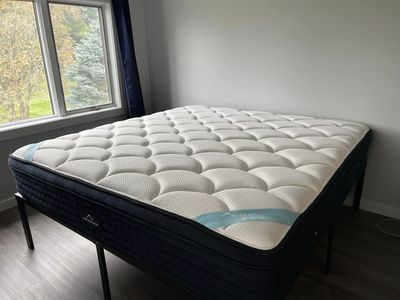 King Mattress, Dreamcloud Premier, Hybrid, Excellent Condition!!